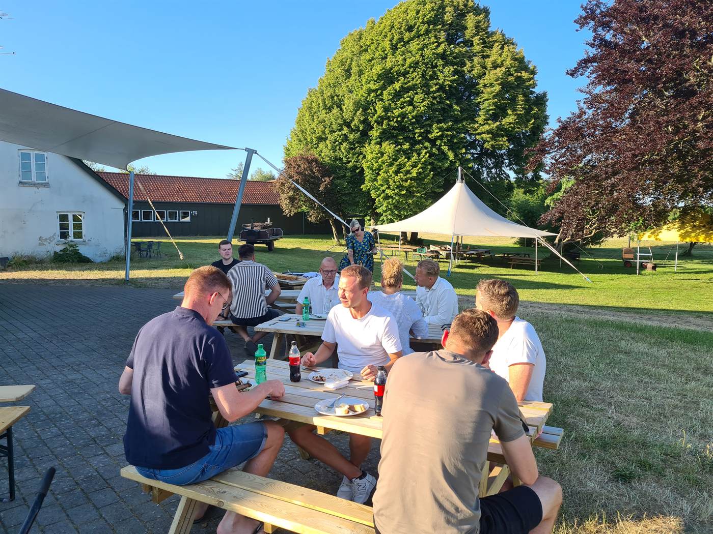 Deltagere samlet udenfor en sommeraften