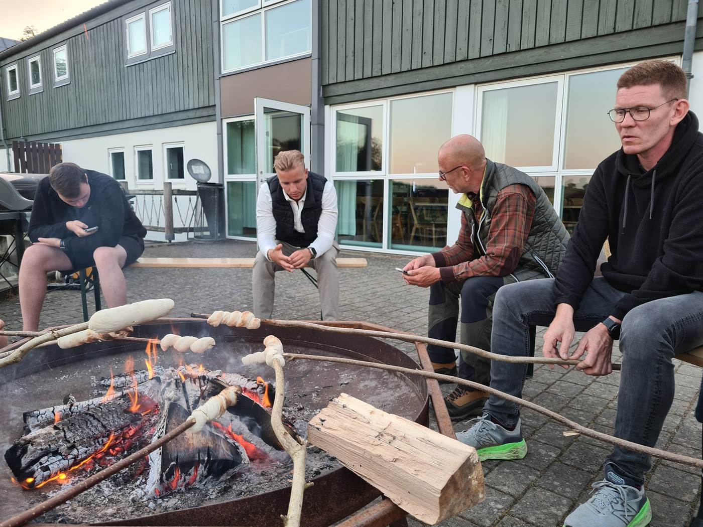 Deltagere om bålet